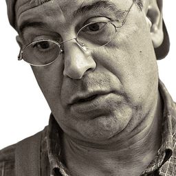 Plamen Peev 飾演 Totsev