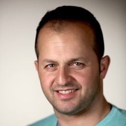 Răzvan Oprea - 活死人歸來 4：墓地演員 飾演Darren