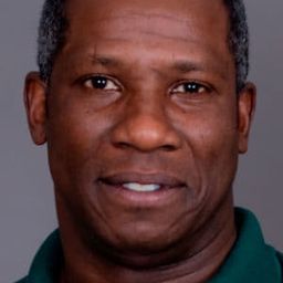 丹尼斯·魯奇 飾演 Ken Maduro