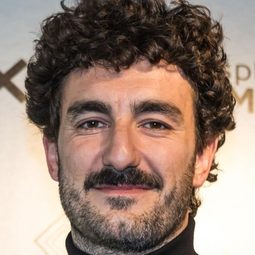 米奇·艾斯帕貝 - 行走的正義演員 飾演Quico