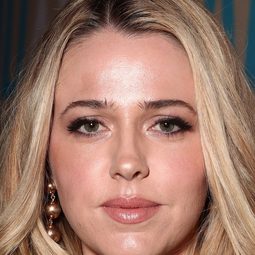Majandra Delfino 飾演 Martina