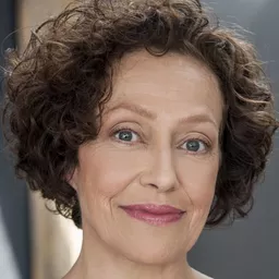 卡琳科·諾瓦 飾演 Ingrid Ravensworth