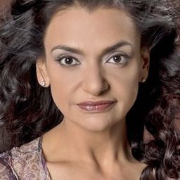 Aida López 飾演 Elena Fernández