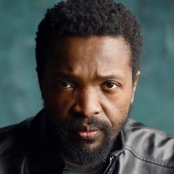 Ivan Mbakop 飾演 Tambwe