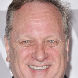 Douglas Urbanski 飾演 Larry Summers