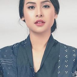 Maudy Ayunda 飾演 Zakiah Nurmala