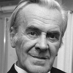 John Le Mesurier 飾演 Prosecuting Counsel