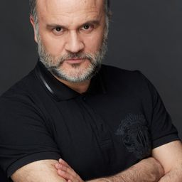 Carlos Cañas 飾演 Conserje