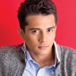 Ejay Falcon 飾演 August