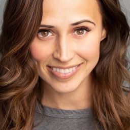 Brittany Benjamin - 夏日青春樂團演員 飾演