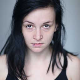 Nadine Pape - 游到自由的彼岸演員 飾演Intershop-Verkäuferin