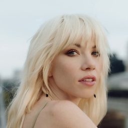Carly Rae Jepsen 飾演 Odette (voice)