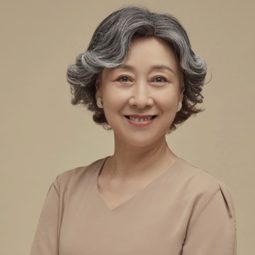 Du Ya-Chun 飾演 Ma Jian's mother