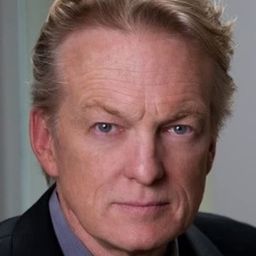 Jonathan Schmock 飾演 Sam