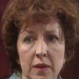 Gillian Raine 飾演 Miss Foxhill