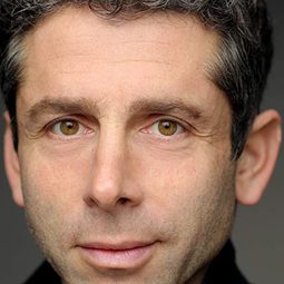 Elliot Levey 飾演 Prime Minister