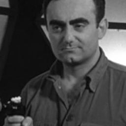 Frank Ray Perilli 飾演 Italian Ambassador