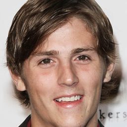 Taylor Vale 飾演 Tech Alien