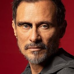 Enrique Díaz - 垃圾男孩演員 飾演Mr. Sobral