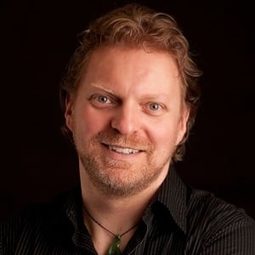 艾力克斯·薩哈拉 飾演 Uncle Howard