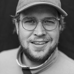 Jake Van Wagoner 飾演 Police Officer