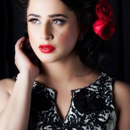 Mehreen Raheel 飾演 Mahi Sandhu