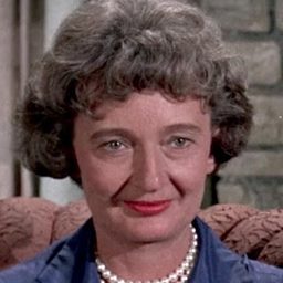 Amzie Strickland 飾演 Annette