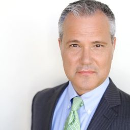 Stephen Jared 飾演 Joe