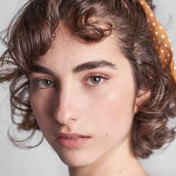 María Caballero 飾演 Luz