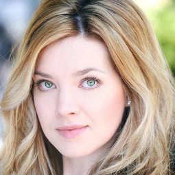 Evie Wray 飾演 Lucy (uncredited)