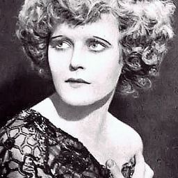 Juanita Hansen 飾演 Trixie Snell