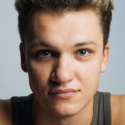 Amaury Foucher 飾演 Jojo