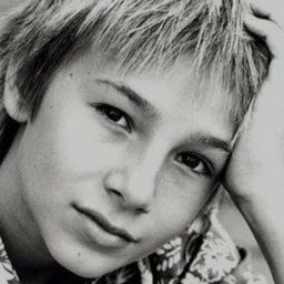 Marian Lösch 飾演 Julian Kaiser