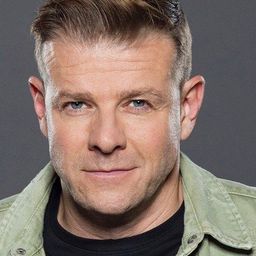 Iván Kamarás 飾演 Thug