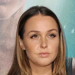 卡蜜拉·魯丁頓 - 不思議先生演員 飾演Cecilia