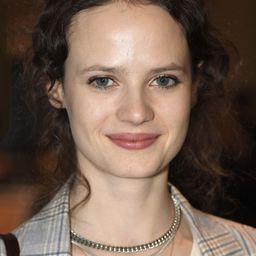 Jana McKinnon 飾演 Caro Roosen