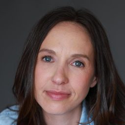 Susan Myburgh 飾演 Aleta Peacock