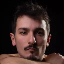 米克爾·伊格萊西亞斯 飾演 Chino