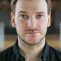 Toms Liepājnieks 飾演 Marcus