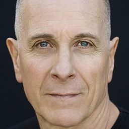 Julian Pulvermacher 飾演 Michael