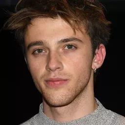 班傑明·瓦贊 飾演 Léo