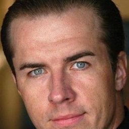 Taras Los 飾演 Schluuffy (voice)