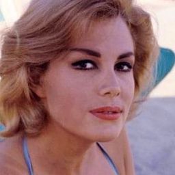 Susy Andersen 飾演 Eveline