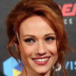 Chiara Mastalli 飾演 Simona