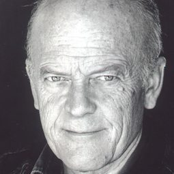 Michael Byrne 飾演 