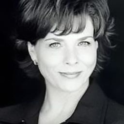 艾琳·甘迺迪 飾演 Queen Genevieve (voice)