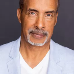 David L. King 飾演 Manager