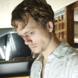 Robert Boulter 飾演 Sean