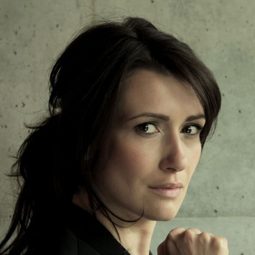 Claudia Mehnert 飾演 Vertreterin