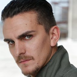 Leo Oliva 飾演 EMT